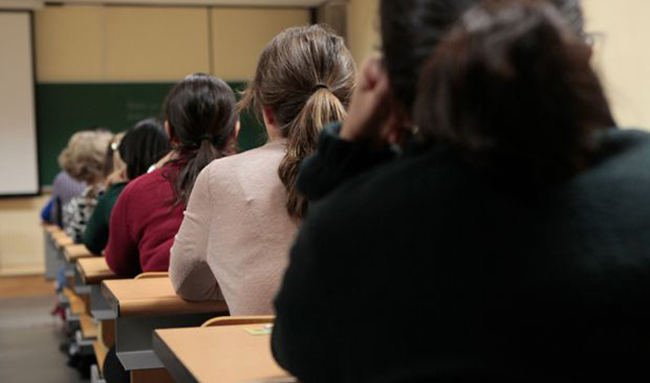 
			      Los alumnos se preparan para comenzar un examen.			    
			  