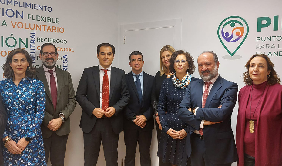 El consejero de Justicia, Administración Local y Función Pública, José Antonio Nieto, ha destacado la labor de información y difusión que realizan los Puntos de Información para la Mediación en Andalucía (PIMA) durante su visita al de Granada.