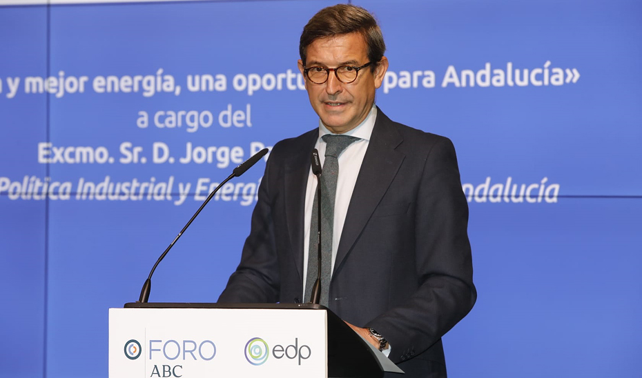 El consejero de Política Industrial y Energía, Jorge Paradela, en un momento de su intervención en el Foro ABC.