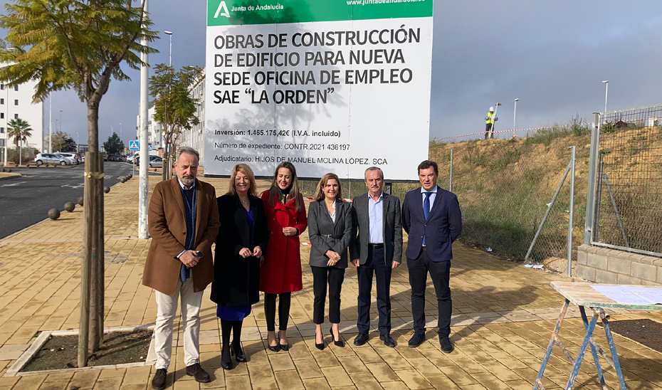 Rocío Blanco, junto al resto de autoridades, en los terrenos donde se ubicará la nueva oficina del SAE de La Orden. 