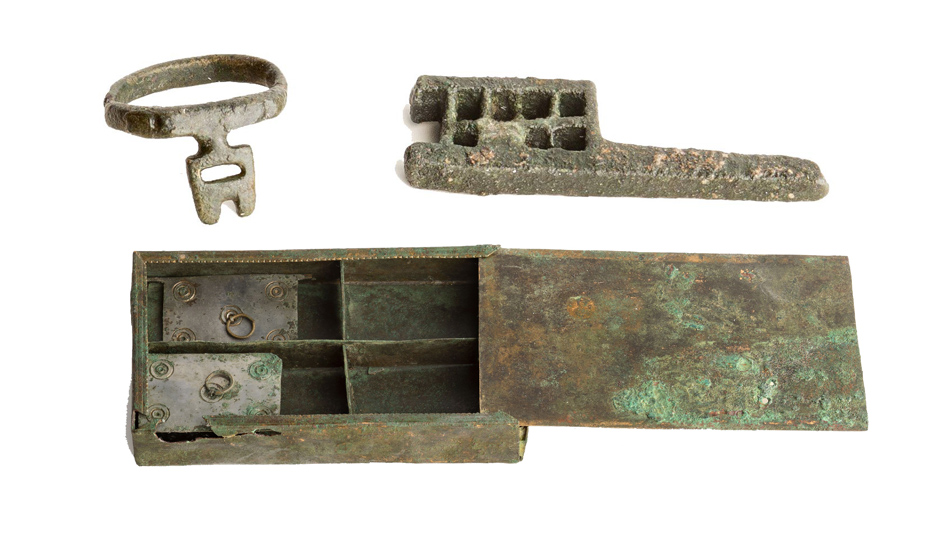 Un anillo-llave, un pestillo y una caja para guardar artículos personales denominada 'clavsa' que puede verse en 'Clavis'.