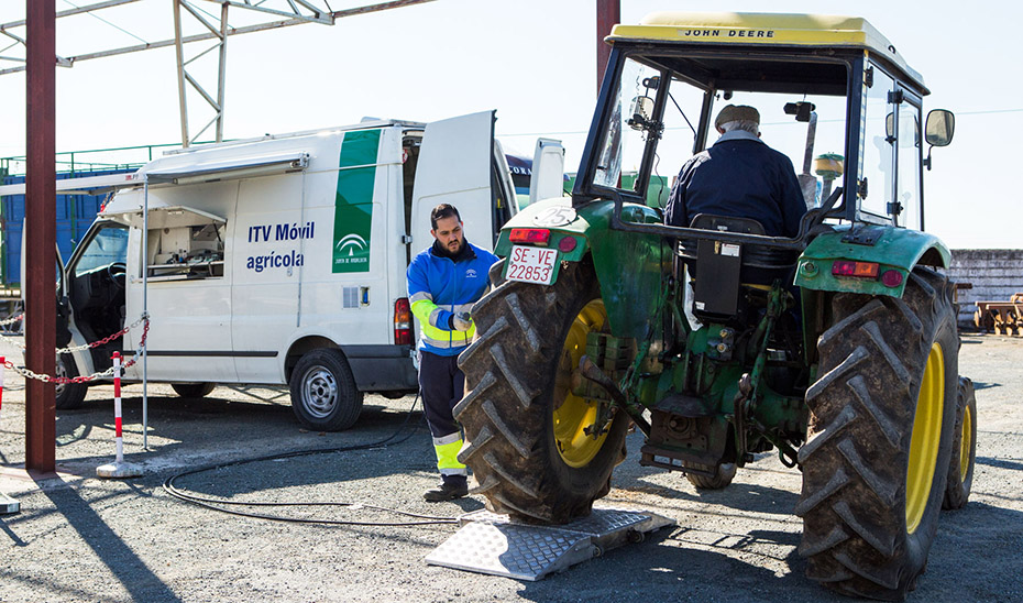 Un tractorista pasando la ITV agrícola realizada por personal de la empresa pública andaluza Veiasa.