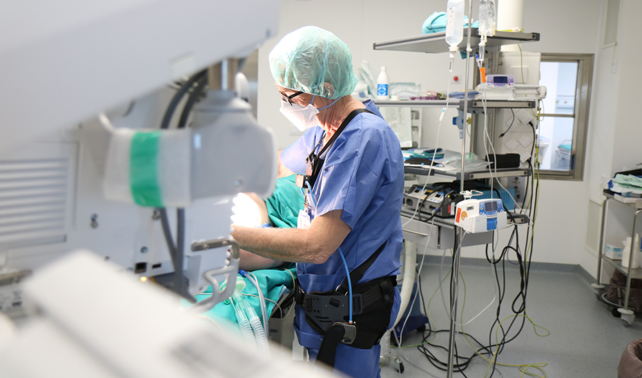 Un cirujano porta un exoesqueleto en el transcurso de una intervención quirúrgica.