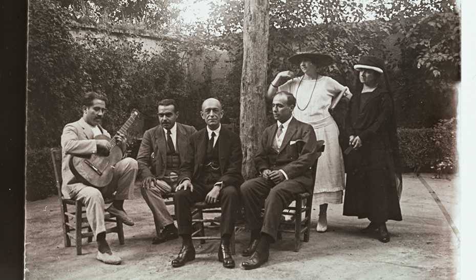 El pintor Vázquez Díaz y su mujer, junto a Manuel de Falla con su hermana, en casa de Barrios, en la calle Real de la Alhambra.