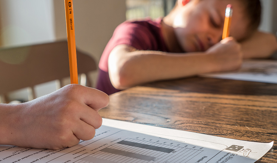 Niños realizando sus tareas escolares.