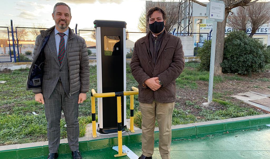 Juan Bravo en la ITV de Peligros presentando un punto de recarga renovable para vehículos eléctricos junto al director de Veiasa, Francisco Delgado.