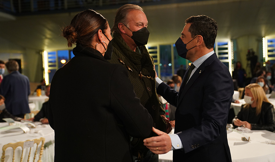 Moreno charlando con el cantante Bertín Osborne y la diseñadora Vicky Martín Berrocal.