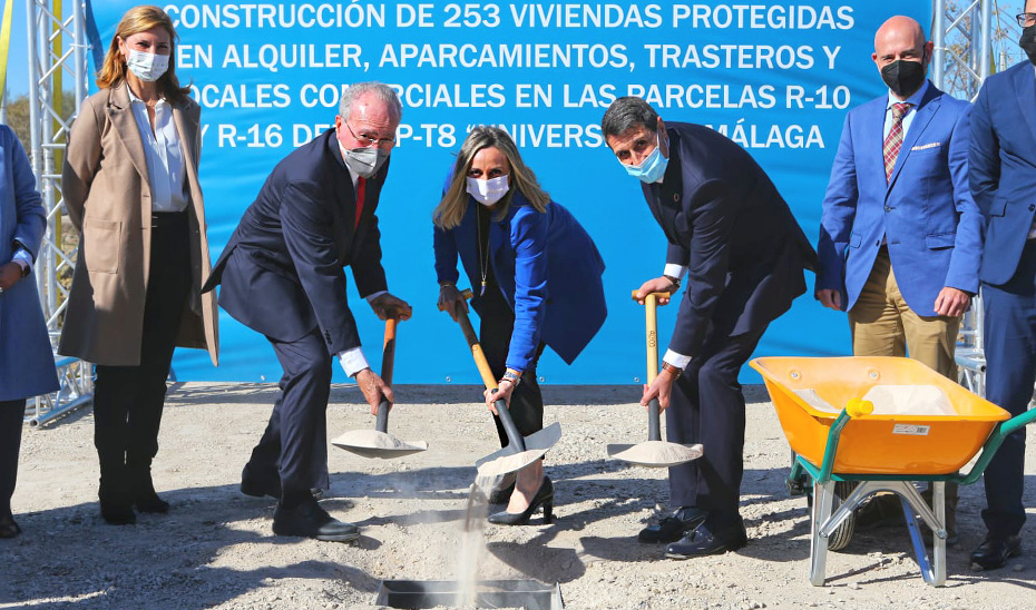 La consejera Marifrán Carazo y el alcalde de Málaga, Francisco de la Torre, en la colocación de la primera piedra de la promoción.