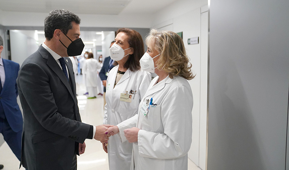 El presidente andaluz saludando a dos trabajadoras del hospital.
