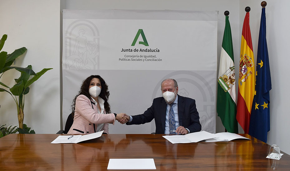 Un momento de la firma del acuerdo entre la consejera de Igualdad, Rocío Ruiz, y el presidente de la FAMP, Fernando Rodríguez Villalobos.