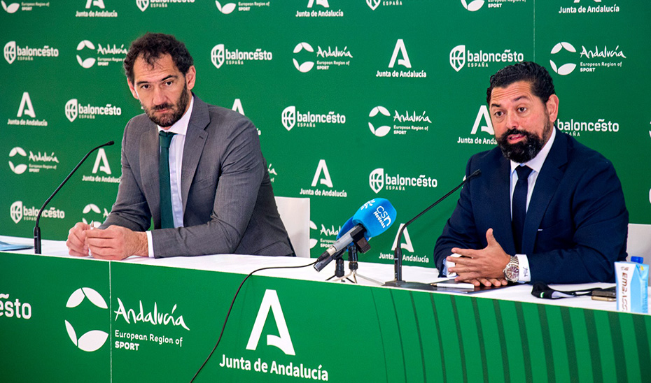 José María Arrabal, secretario general para el Deporte, y Jorge Garbajosa, presidente de la Federación Española de Baloncesto.