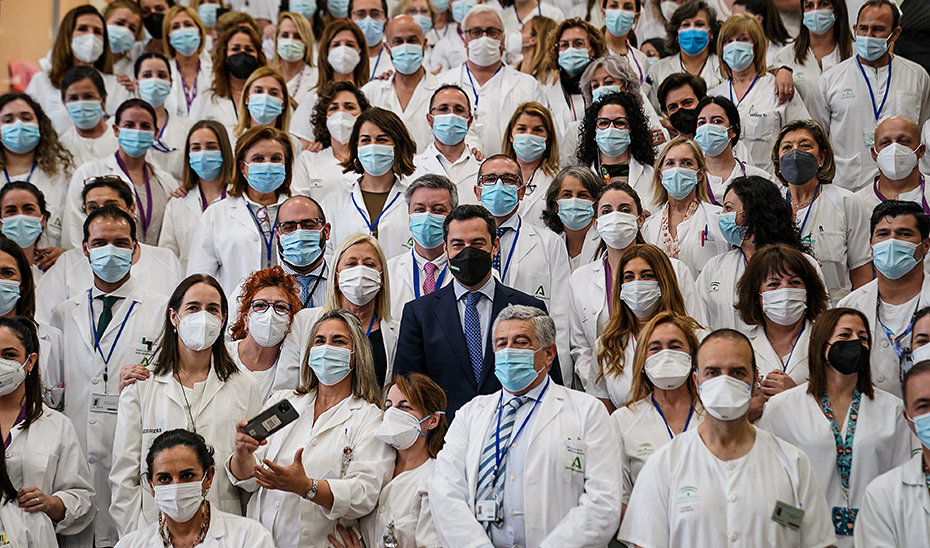El presidente de la Junta, con los empleados del Hospital de la Merced de Osuna, en Sevilla.