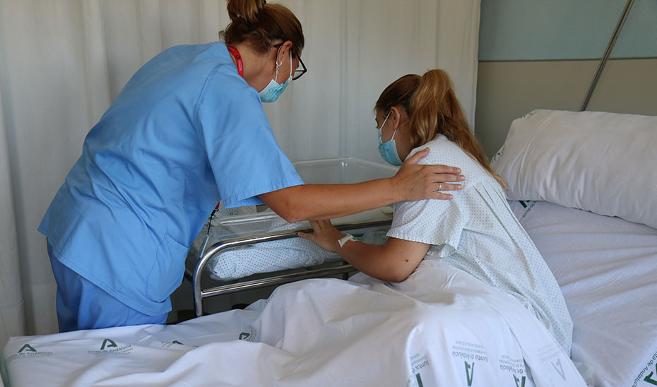 Una madre observa a su hijo recién nacido en uno de los hospitales públicos andaluces.