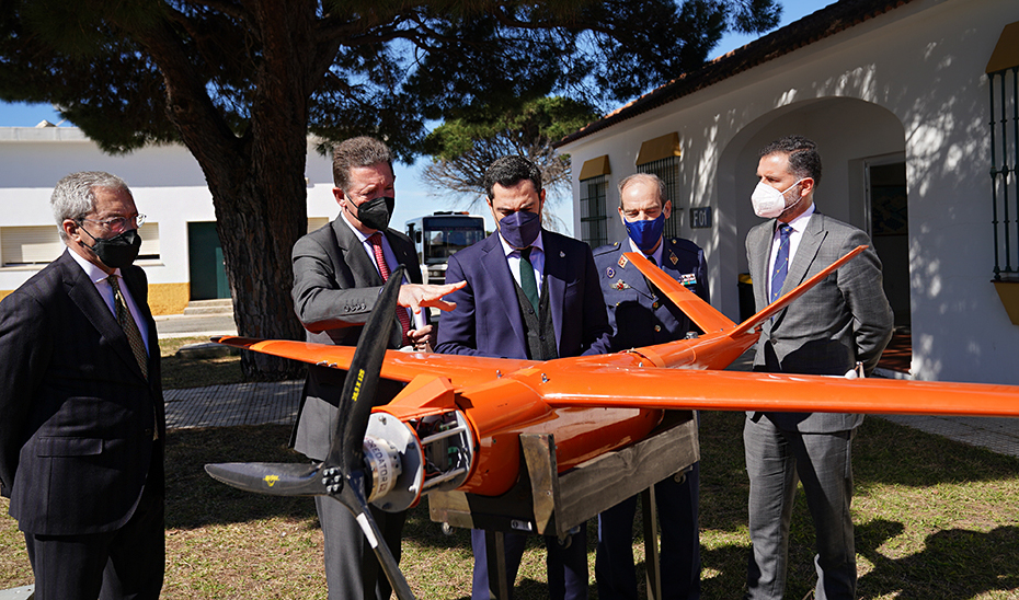 Moreno, junto al resto de autoridades, observa una prototipo aeronáutico promovido en el centro.