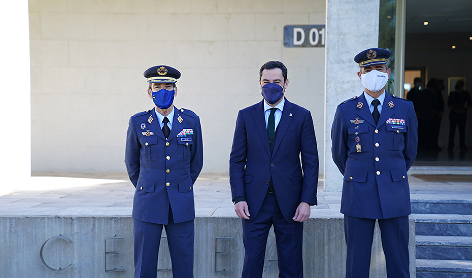 El presidente de la Junta, junto a las autoridades militares del centro experimentación onubense.