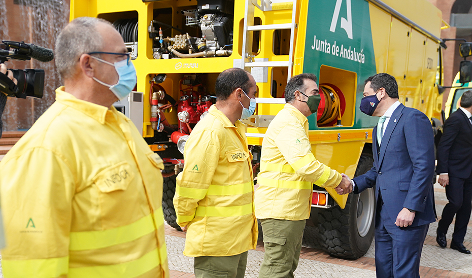 El presidente saluda a componentes del Infoca, que perdió al bombero Carlos Martínez Haro en el incendio de Sierra Bermeja.
