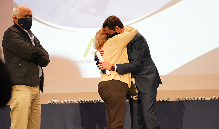 Moreno abraza a unas de las galardonadas durante el acto de entrega de las distinciones, celebrada en Fibes (Sevilla).