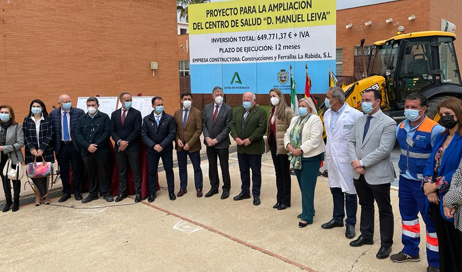 El consejero de Jesús Aguirre y el resto de las autoridades, tras la colocación de la primera piedra del nuevo centro de salud.