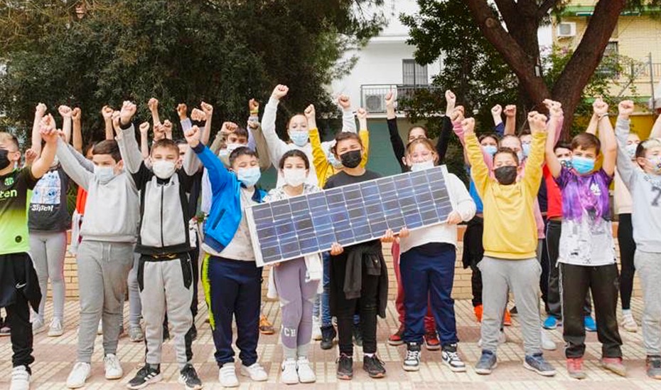 Escolares de Torreblanca, que están formándose en hábitos sostenibles, con un panel fotovoltaico.