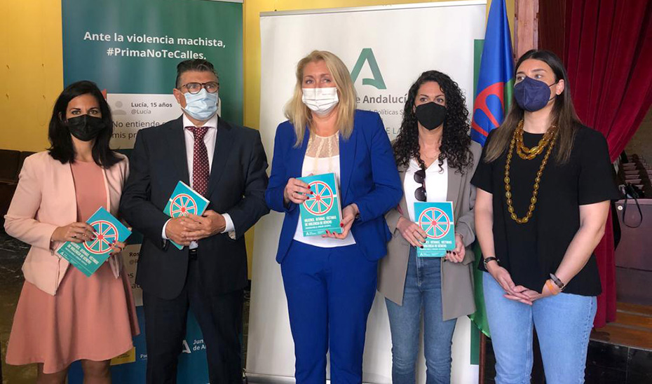 La directora del IAM, Laura Fernández, junto a los responsables del primer protocolo para la atención personalizada de las mujeres gitanas que sufren violencia de género.