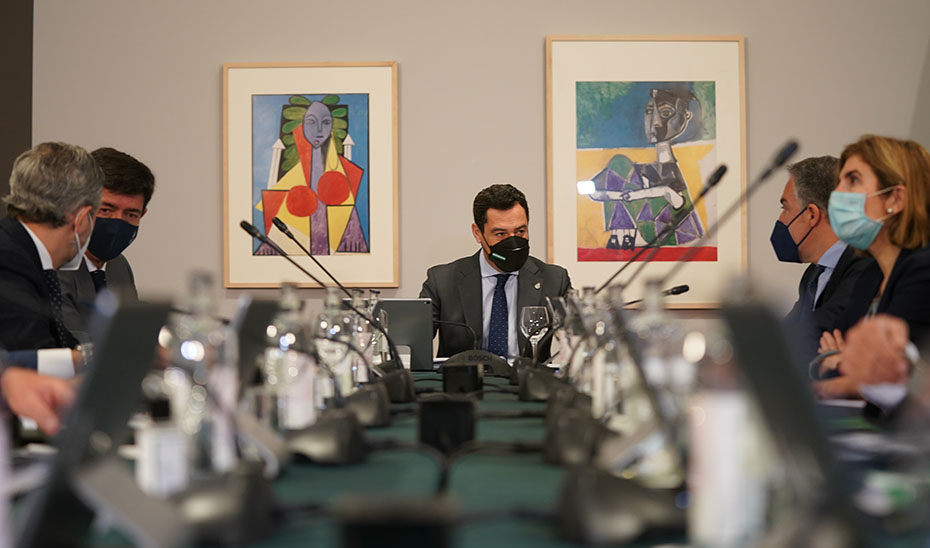El presidente Juanma Moreno ha presidido la reunión del Consejo de Gobierno en el Museo Picasso Málaga.
