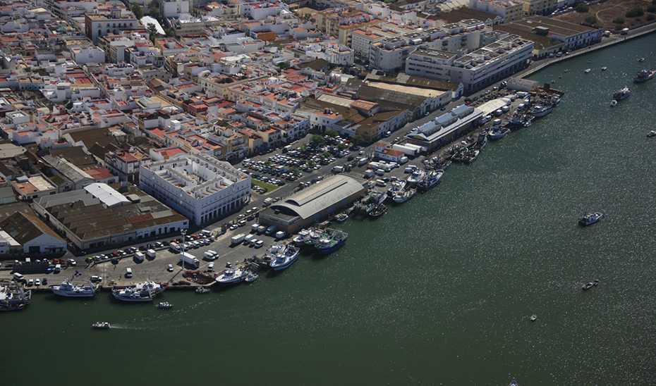 Imagen aérea del Puerto onubense de Isla Cristina.