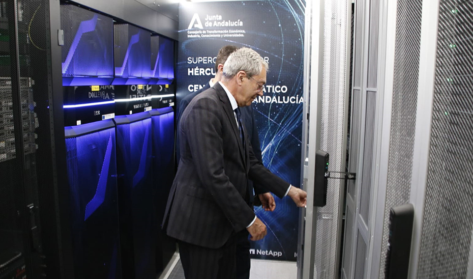 Rogelio Velasco visita en las instalaciones del CICA, en Sevilla, el nuevo supercomputador.