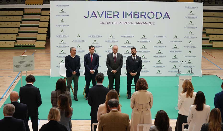 Juanma Moreno, con los consekeros Imbroda y Cardenete y el alcalde de Málaga durante el acto.