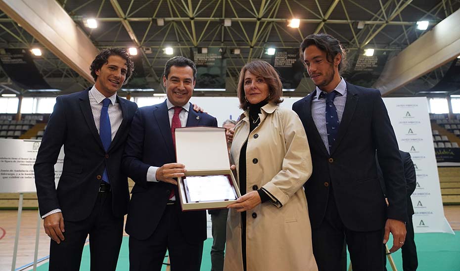 El presidente entrega a la familia de Javier Imbroda una réplica de la placa con el nombre de la Ciudad Deportiva Javier Imbroda.