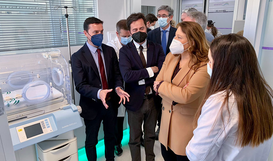 La consejera Carmen Crespo, durante su visita a la nueva unidad de neonatos del Hospital de Poniente.