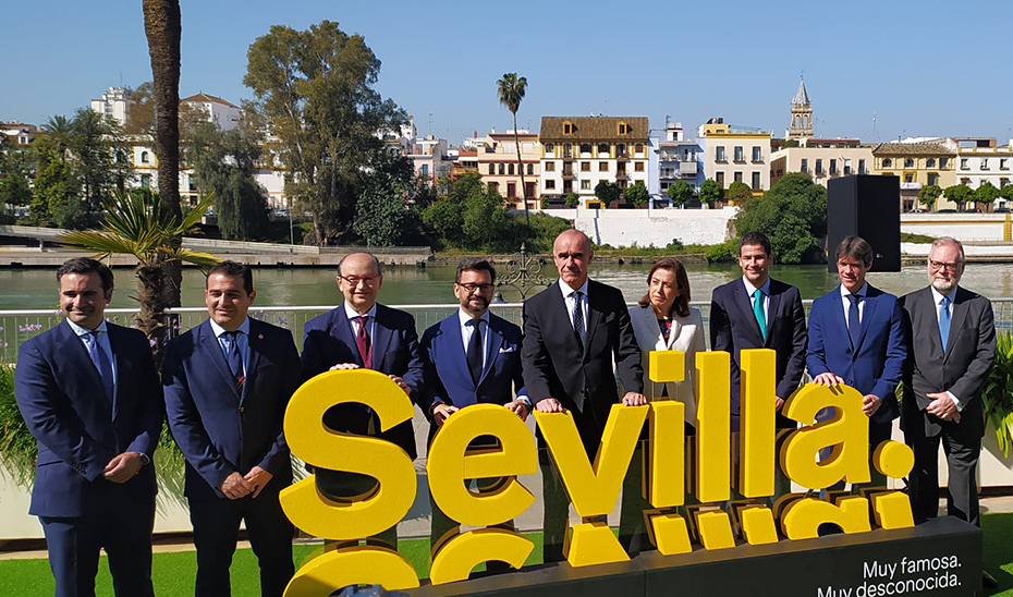
			      Cardenete, junto al alcalde de Sevilla, Antonio Muñoz, y el resto de autoridades, en la presentación de la actividades de la final de la Europa L...
 			  