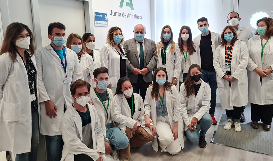 El consejero Jesús Aguirre este lunes con investigadores en los nuevos espacios IBIMA-Plataforma Bionand del Clínico de Málaga.