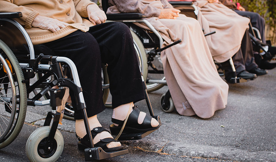 Personas mayores en sillas de ruedas.