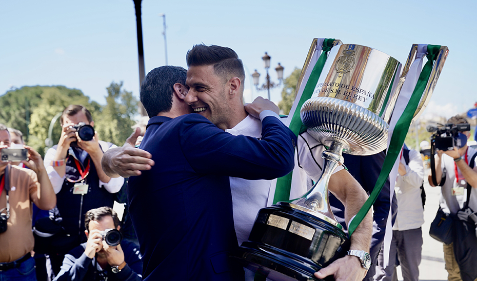 El presidente de la Junta recibe en San Telmo con un abrazo a Joaquín Sánchez.