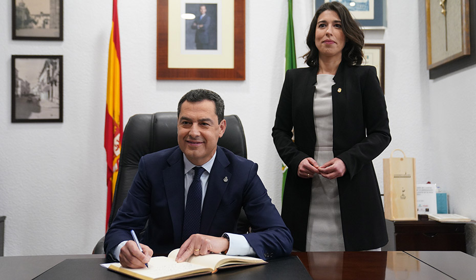 Moreno firmando en el Libro del Honor junto a Teresa Alonso, primera teniente de alcalde.
