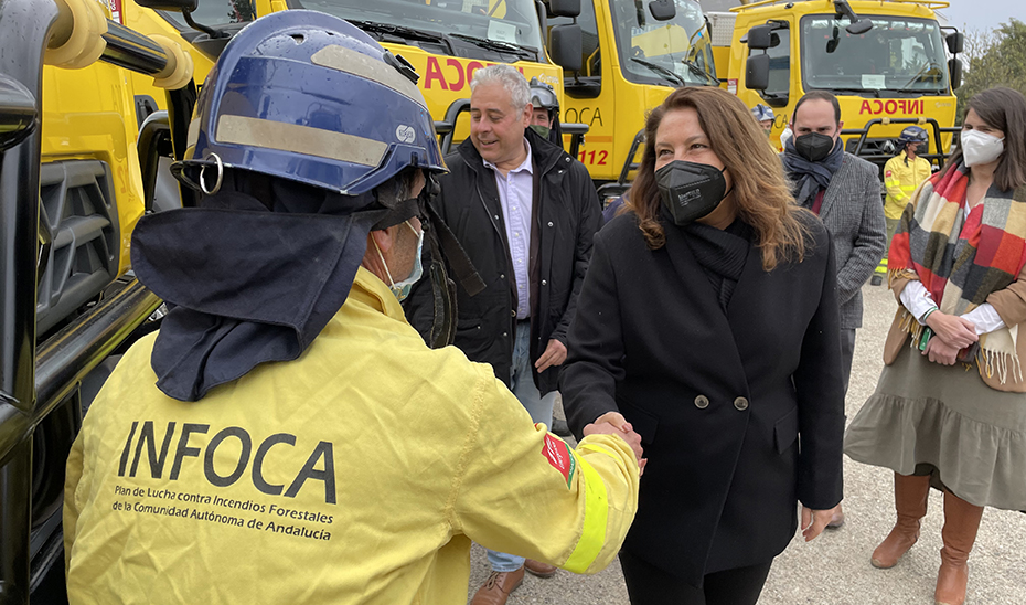 Carmen Crespo saluda este lunes a uno de los profesionales del Infoca en la recepción de los seis nuevos camiones autobombas.