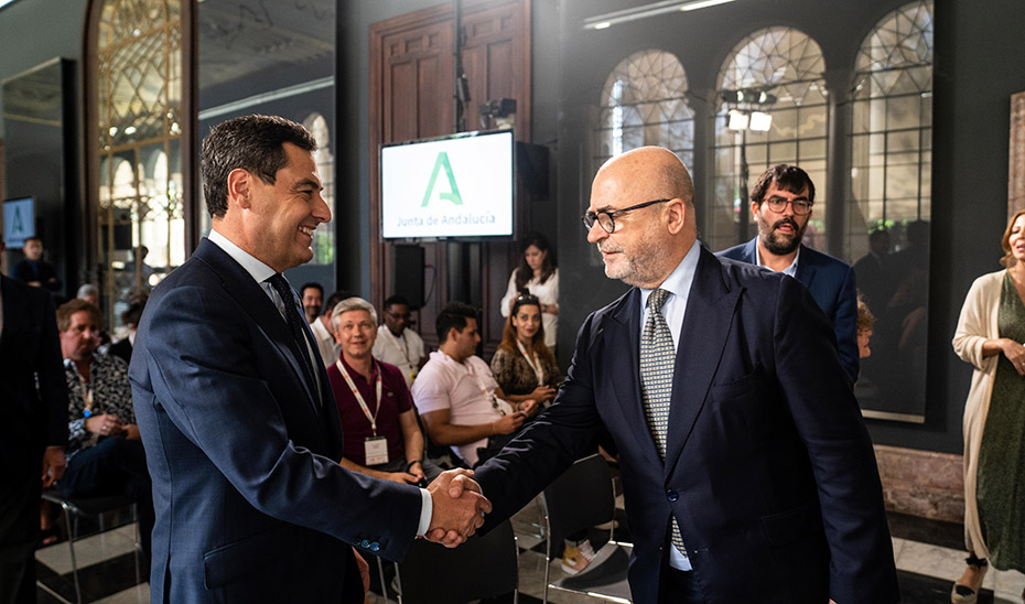Moreno saluda a Carlos Rosado, presidente de Spain Film Commission y Andalucía Film Commission.