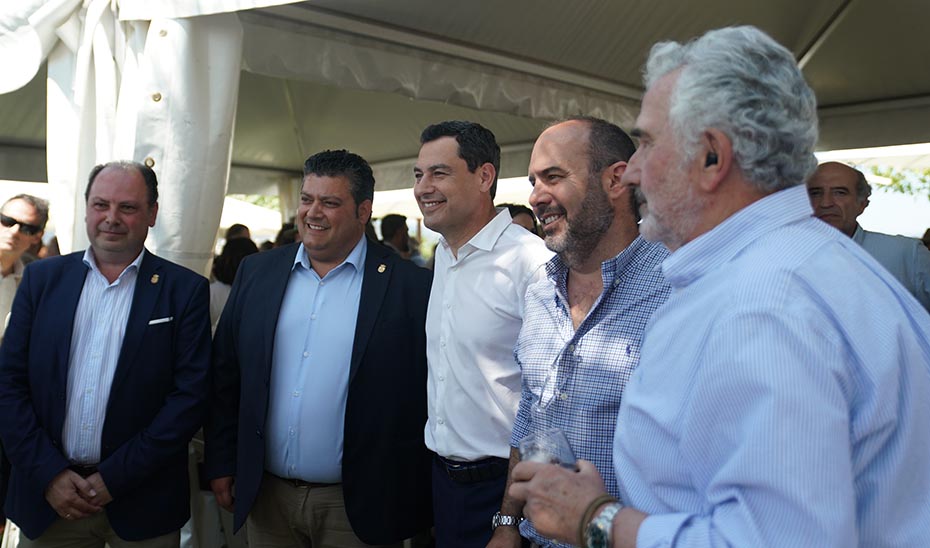 El presidente Juanma Moreno posando junto a representantes de Asaja Córdoba.