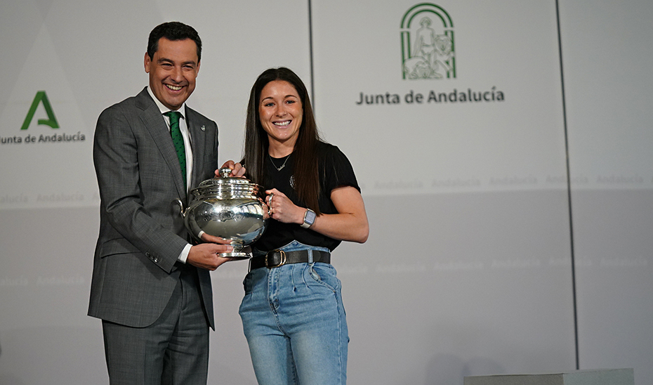 El presidente de la junta posa junto a la capitana Soledad López con el trofeo de la Copa dela Reina
