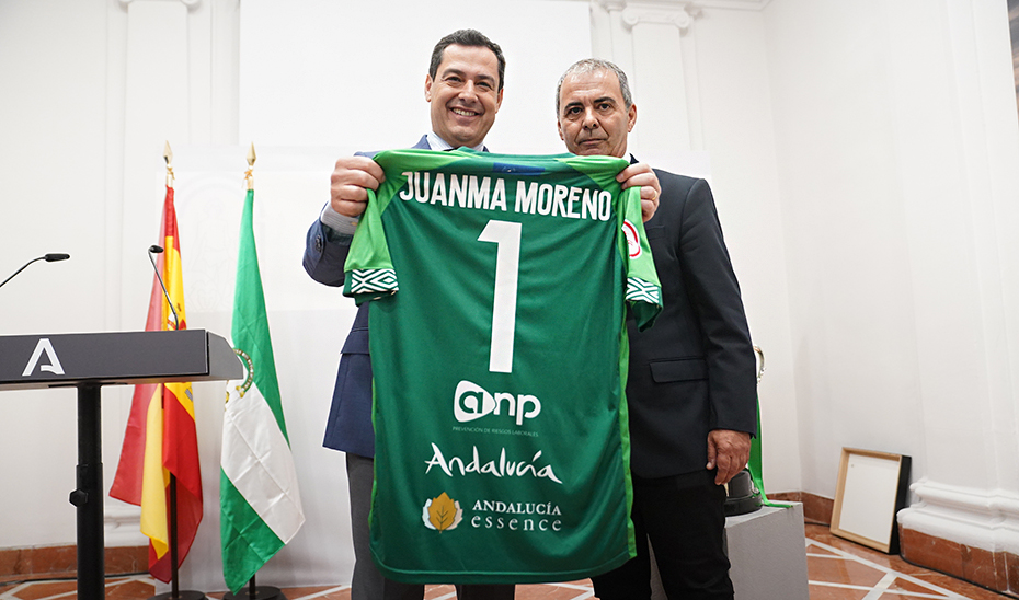 Moreno recibe una camiseta del club de manos del presidente del CD UMA Antequera, Eloy Cano.