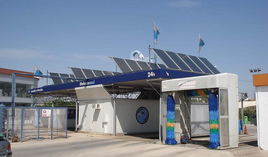 Aplicación de energía solar para el lavado de vehículos.