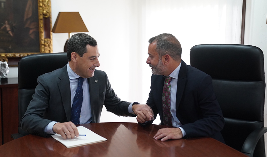 El presidente Juanma Moreno, reunido con el alcalde de Guadalcázar, Francisco Estepa.
