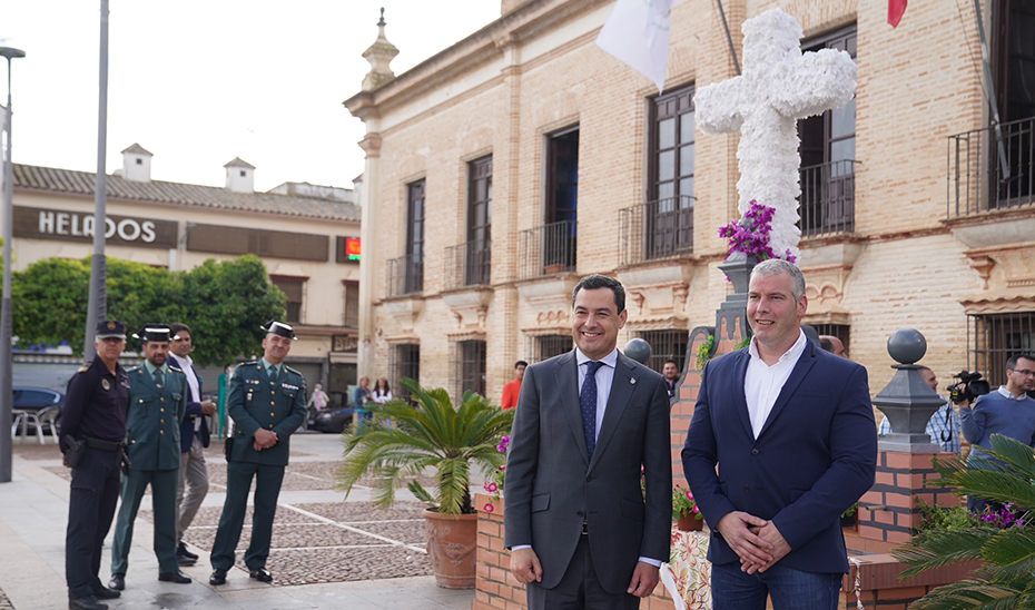 El presidente Juanma Moreno, junto al alcalde de La Carlota, Antonio Granados.