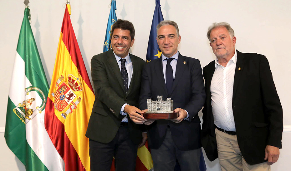 Elías Bendodo recibe el símbolo de la provincia Palacio Provincial de Alicante.