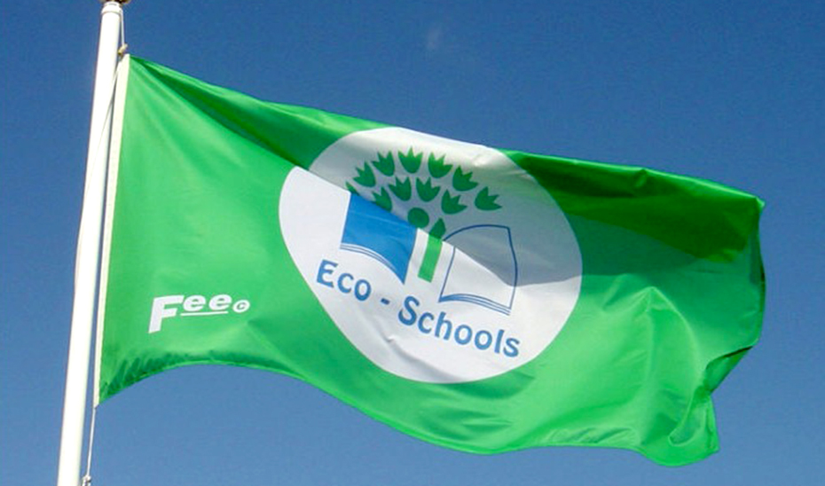 Las bandera verde que acredita el compromiso de los centros con la educación ambiental.