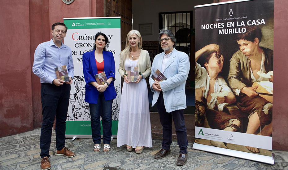 La consejera Patricia del Pozo, junto a la directora del CAL, Eva Díaz Pérez, y el comisario de la exposición sobre los cronistas de Indias, Fernando Iwasaki.
