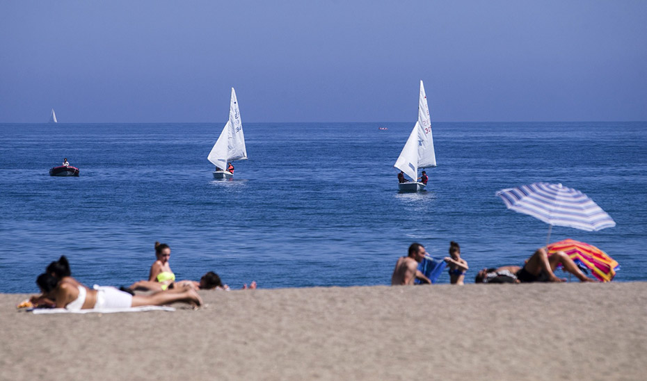 Bañistas en una playa andaluza este mes de junio.