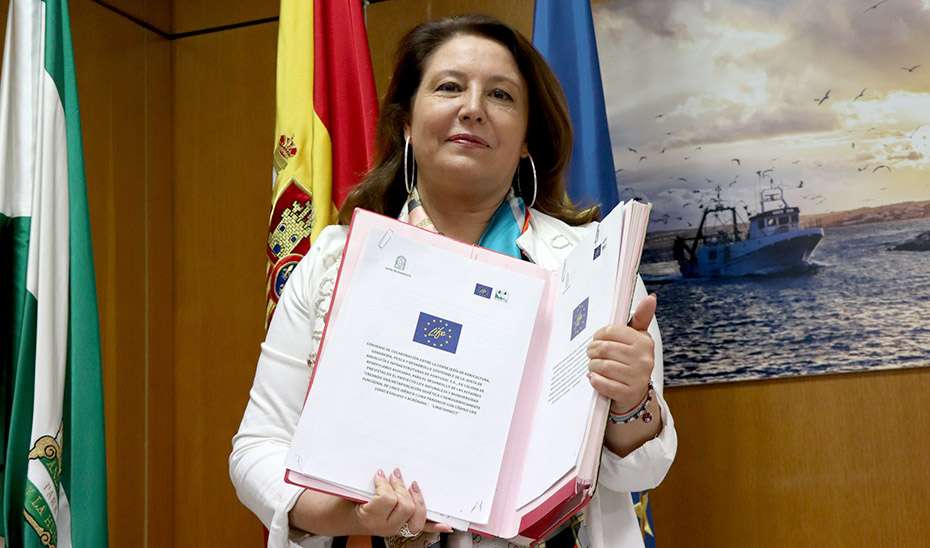 
			      La consejera Carmen Crespo muestra el convenio suscrito con Portugal para proteger al lince ibérico.			    
			  