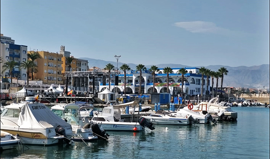 Embarcaciones atracadas en el puerto deportivo de Roquetas de Mar.