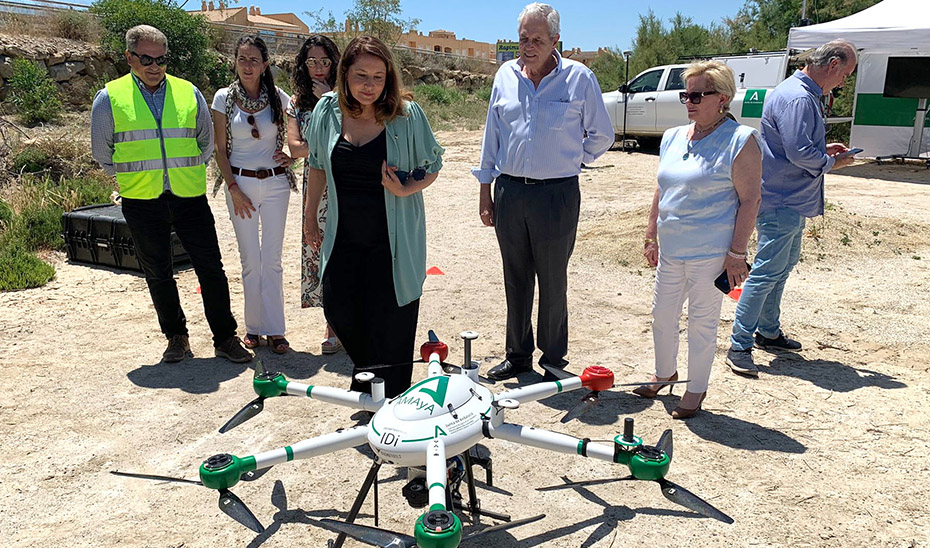 La consejera Carmen Crespo observa un dron que facilita los preparativos de la restauración de cauces en el río Antas.